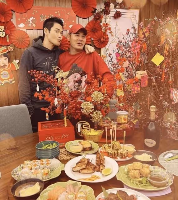 搞笑!TVB實力男星到鄭嘉穎家中拜年,獲對方熱情獻吻卻一臉嫌棄