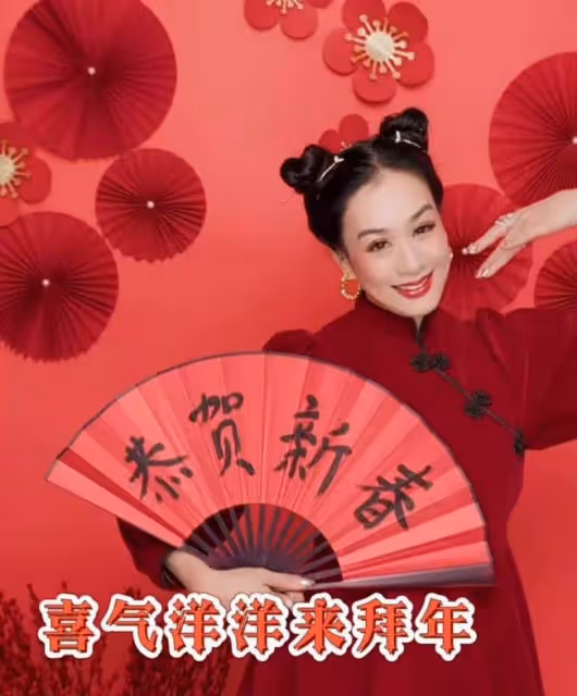 51歲鍾麗緹新年拍寫真扮嫩,扎雙馬尾戴金耳環,旗袍盡顯豐滿身材