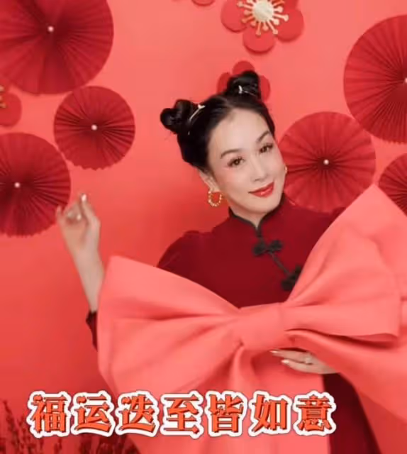 51歲鍾麗緹新年拍寫真扮嫩,扎雙馬尾戴金耳環,旗袍盡顯豐滿身材