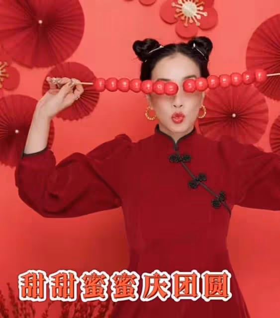 51歲鍾麗緹新年拍寫真扮嫩,扎雙馬尾戴金耳環,旗袍盡顯豐滿身材