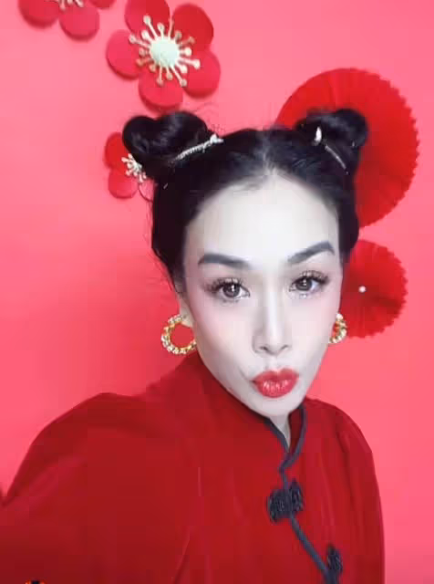 51歲鍾麗緹新年拍寫真扮嫩,扎雙馬尾戴金耳環,旗袍盡顯豐滿身材