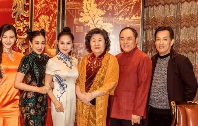 51歲鍾麗緹新年拍寫真扮嫩,扎雙馬尾戴金耳環,旗袍盡顯豐滿身材