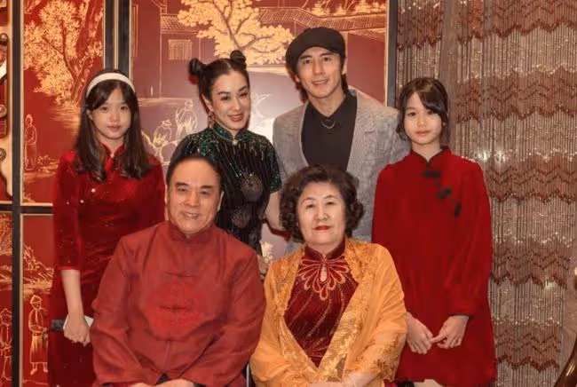 51歲鍾麗緹新年拍寫真扮嫩,扎雙馬尾戴金耳環,旗袍盡顯豐滿身材