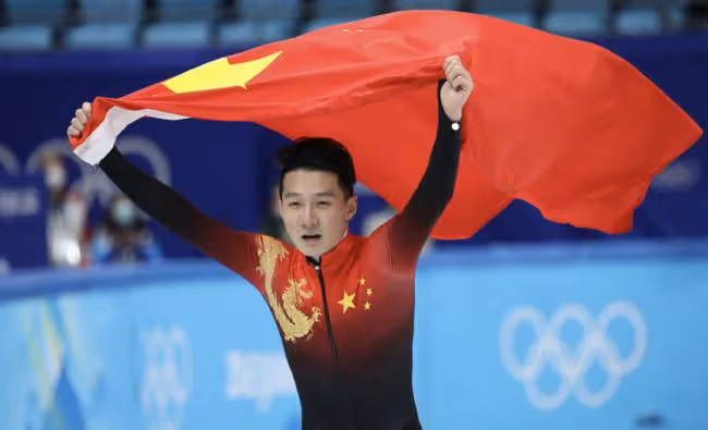 中國短道速滑隊任子威奪第二金,韓國多人摔倒出局,王濛直呼漂亮