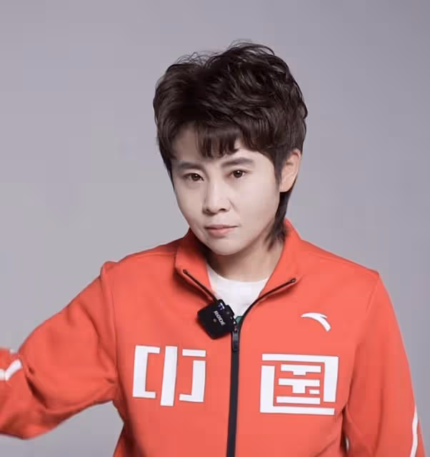 中國短道速滑隊任子威奪第二金,韓國多人摔倒出局,王濛直呼漂亮