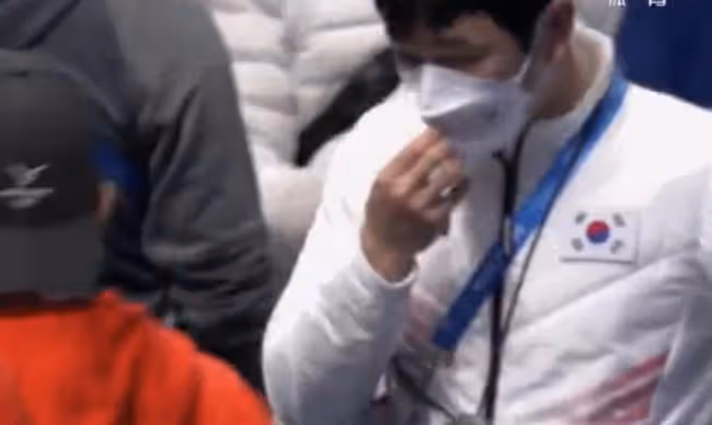 中國短道速滑隊任子威奪第二金,韓國多人摔倒出局,王濛直呼漂亮