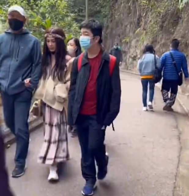 溫碧霞一家爬山被偶遇,與老公挽手太甜蜜,沿途僅她一人未戴口罩
