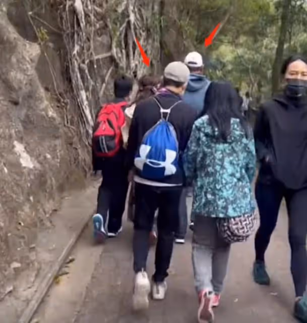 溫碧霞一家爬山被偶遇,與老公挽手太甜蜜,沿途僅她一人未戴口罩