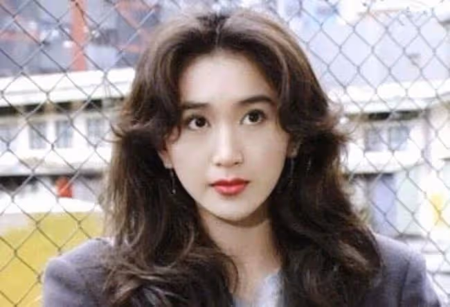 溫碧霞一家爬山被偶遇,與老公挽手太甜蜜,沿途僅她一人未戴口罩