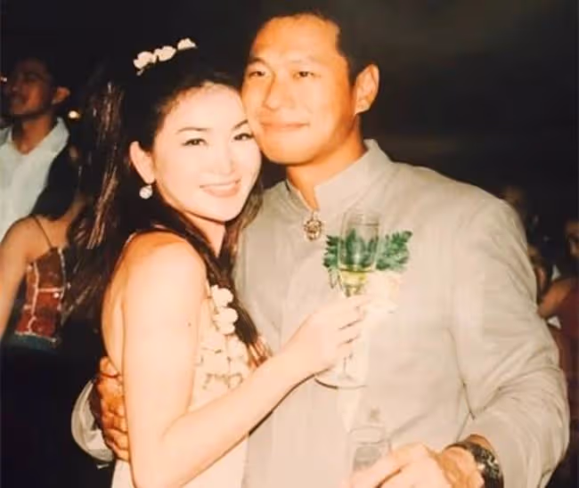 溫碧霞一家爬山被偶遇,與老公挽手太甜蜜,沿途僅她一人未戴口罩