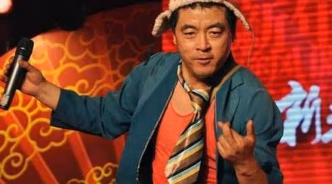 最紅時和趙本山不相上下,參加綜藝反響平平,為謀生向潘長江下跪