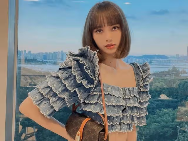 Lisa放棄「鐵劉海」,穿粉色上衣抱貓咪拍照,被嘲顏值下降造型土
