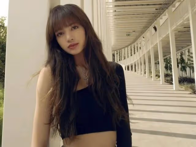 Lisa放棄「鐵劉海」,穿粉色上衣抱貓咪拍照,被嘲顏值下降造型土