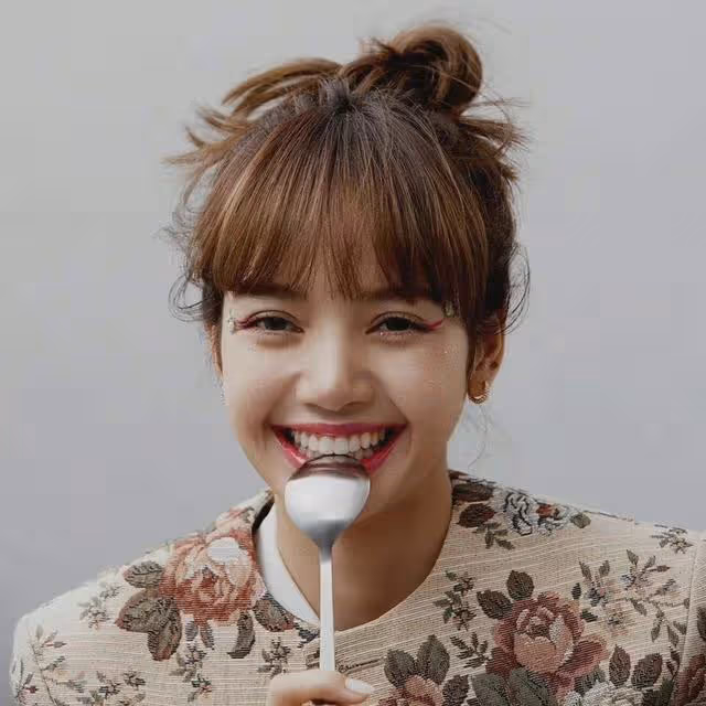 Lisa放棄「鐵劉海」,穿粉色上衣抱貓咪拍照,被嘲顏值下降造型土