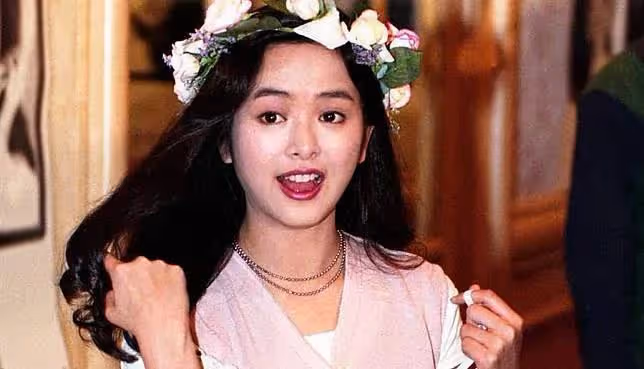 16歲紅遍亞洲、22歲成豪門棄婦,如今墓地「撒骨灰」?