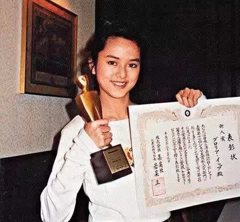 16歲紅遍亞洲、22歲成豪門棄婦,如今墓地「撒骨灰」?