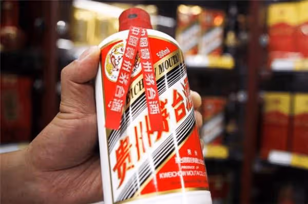 秋瓷炫於曉光恩愛合體,喝完茅台後情緒失控,網友:且行且珍惜吧