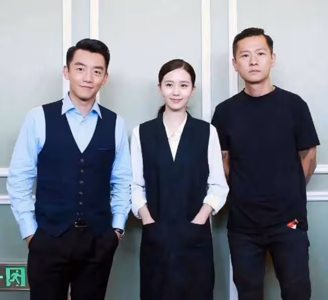 白百何張思麟一起做按摩!女方心情好，身後男方打扮嚴實