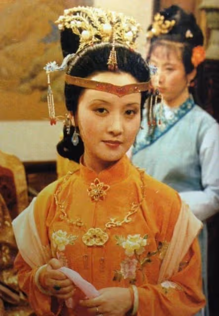 63歲的鄧婕,離婚協議成她一生的痛,養女越長越像張國立