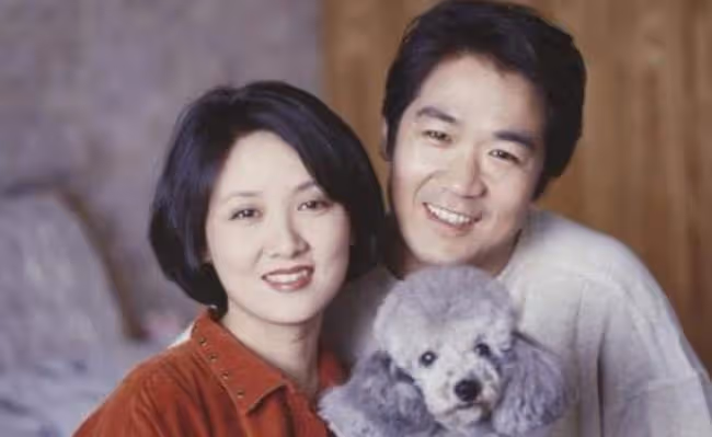 63歲的鄧婕，離婚協議成她一生的痛，養女越長越像張國立