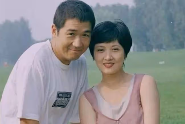 63歲的鄧婕，離婚協議成她一生的痛，養女越長越像張國立