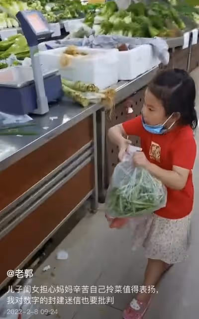 王楠攜全家現身菜市場,兒女穿拖鞋,丈夫挺肚腩樸素不似地產大亨