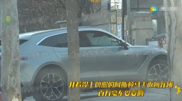 張繼科又買新車?開未上牌豪車高調現身,與女友同回小區感情穩定