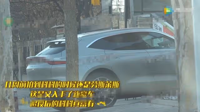 張繼科又買新車?開未上牌豪車高調現身,與女友同回小區感情穩定