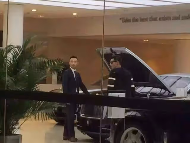 張繼科又買新車?開未上牌豪車高調現身,與女友同回小區感情穩定