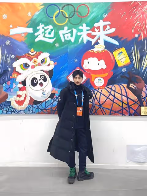 冬奧冰墩墩扮演者火上熱搜!正臉照高顏值大長腿,還有人撞臉楊洋
