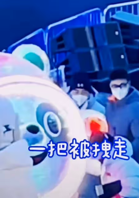 冬奧冰墩墩扮演者火上熱搜!正臉照高顏值大長腿,還有人撞臉楊洋