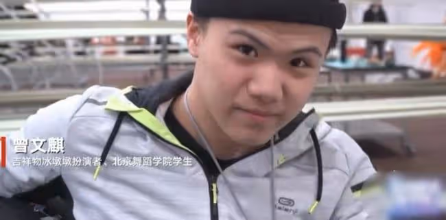 冬奧冰墩墩扮演者火上熱搜!正臉照高顏值大長腿,還有人撞臉楊洋