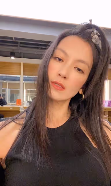 46歲林熙蕾近照貌美似凍齡,穿中式服裝俏皮可愛,定居上海已11年