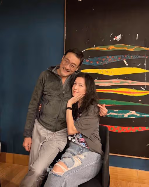 46歲林熙蕾近照貌美似凍齡,穿中式服裝俏皮可愛,定居上海已11年