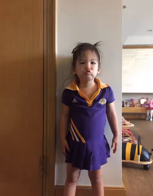 46歲林熙蕾近照貌美似凍齡,穿中式服裝俏皮可愛,定居上海已11年