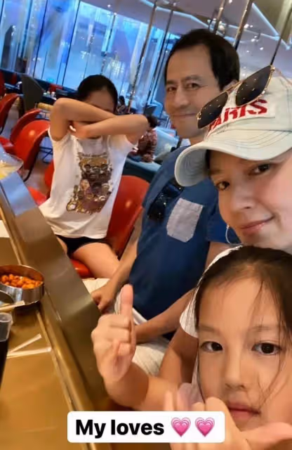 46歲林熙蕾近照貌美似凍齡,穿中式服裝俏皮可愛,定居上海已11年