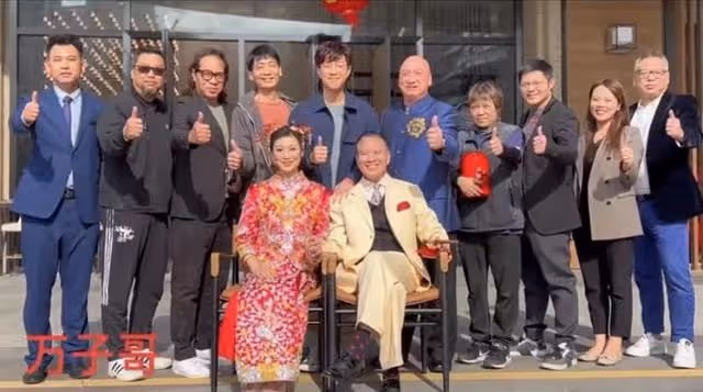 萬梓良拍結婚照!小16歲嬌妻穿鮮紅嫁衣,胸前掛滿黃金飾品太貴氣