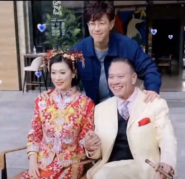 萬梓良拍結婚照!小16歲嬌妻穿鮮紅嫁衣,胸前掛滿黃金飾品太貴氣