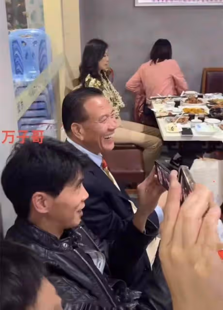 萬梓良拍結婚照!小16歲嬌妻穿鮮紅嫁衣,胸前掛滿黃金飾品太貴氣