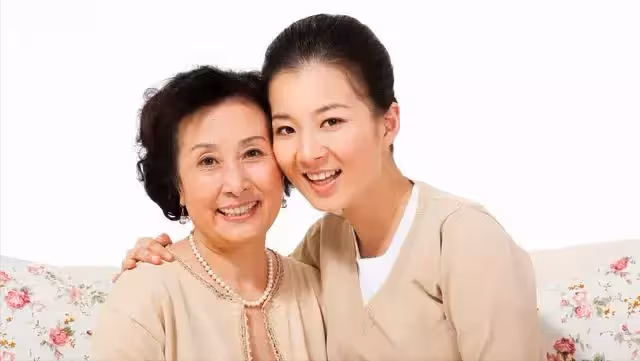 「姐,咱媽病了,趕緊打9萬來」姐姐:你有幾個媽?我和媽在旅遊