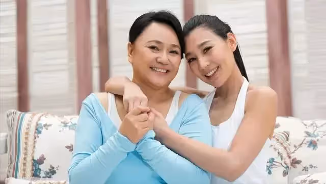 「姐,咱媽病了,趕緊打9萬來」姐姐:你有幾個媽?我和媽在旅遊