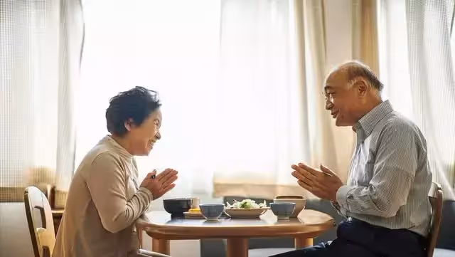 57歲退休女領導相親被氣哭:我就3個要求,他們有啥資格嫌棄我?