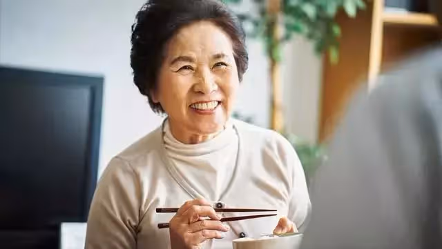 57歲退休女領導相親被氣哭:我就3個要求,他們有啥資格嫌棄我?
