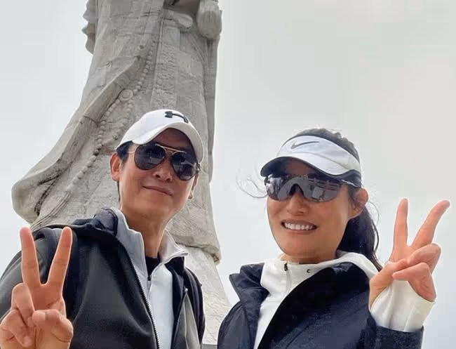 馬德鍾夫婦到寺廟祈福,步行2小時精神好,53歲吃素多年不吃米飯