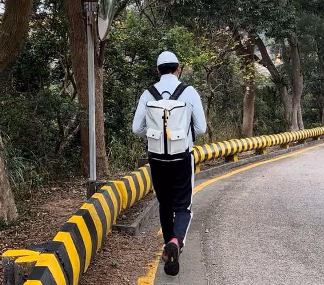 馬德鍾夫婦到寺廟祈福,步行2小時精神好,53歲吃素多年不吃米飯