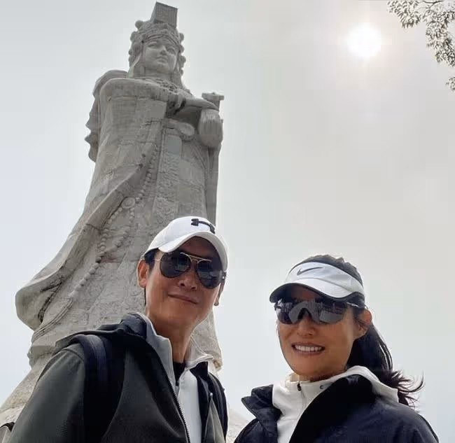 馬德鍾夫婦到寺廟祈福,步行2小時精神好,53歲吃素多年不吃米飯