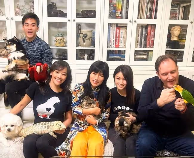 錢小豪前妻邀友人豪宅做客,滿屋動物太壯觀,每晚愛摟著鸚鵡睡覺