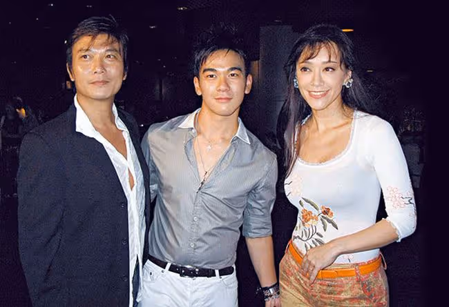 錢小豪前妻邀友人豪宅做客,滿屋動物太壯觀,每晚愛摟著鸚鵡睡覺