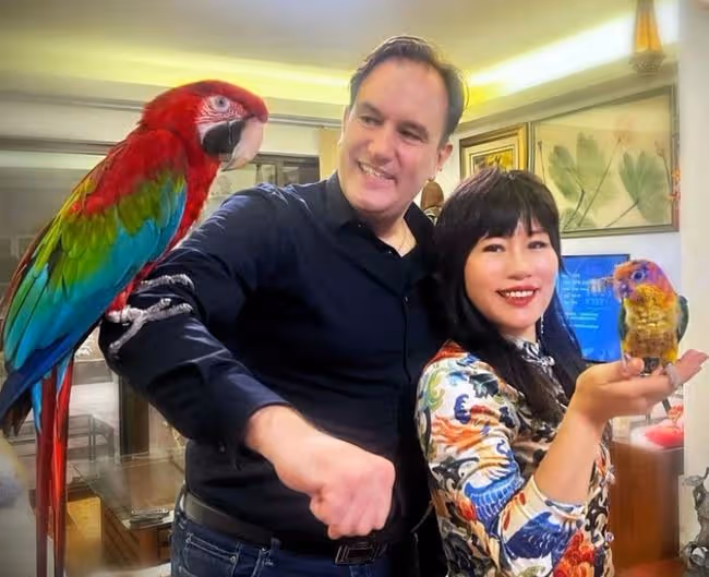 錢小豪前妻邀友人豪宅做客,滿屋動物太壯觀,每晚愛摟著鸚鵡睡覺