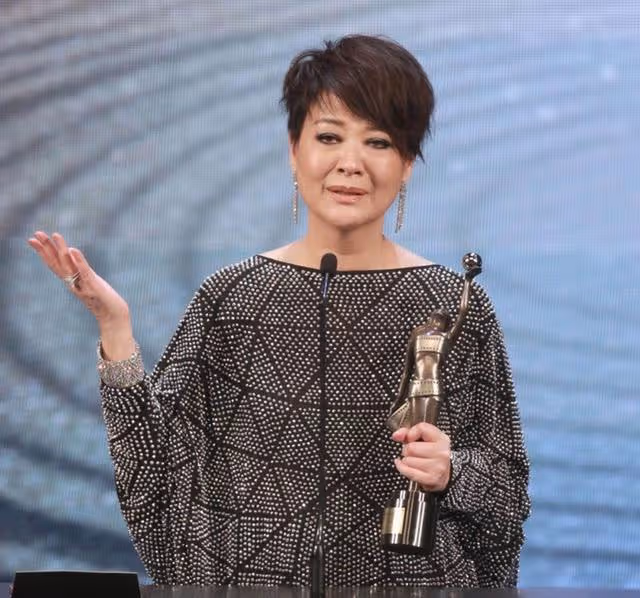 著名女星兩度患癌後罕見露面!攜同性伴侶出席聚會,精神狀態佳
